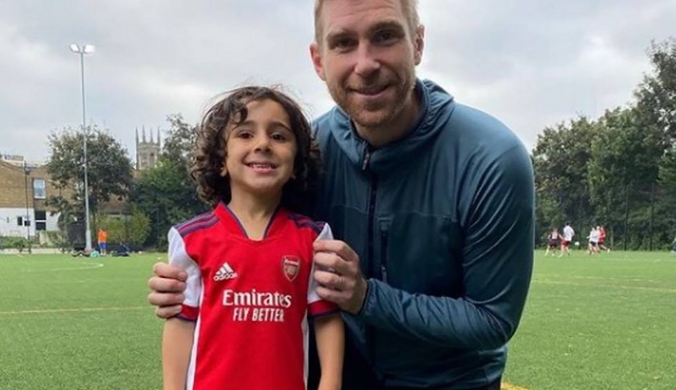 A generic square placeholder image with rounded corners in a figure.