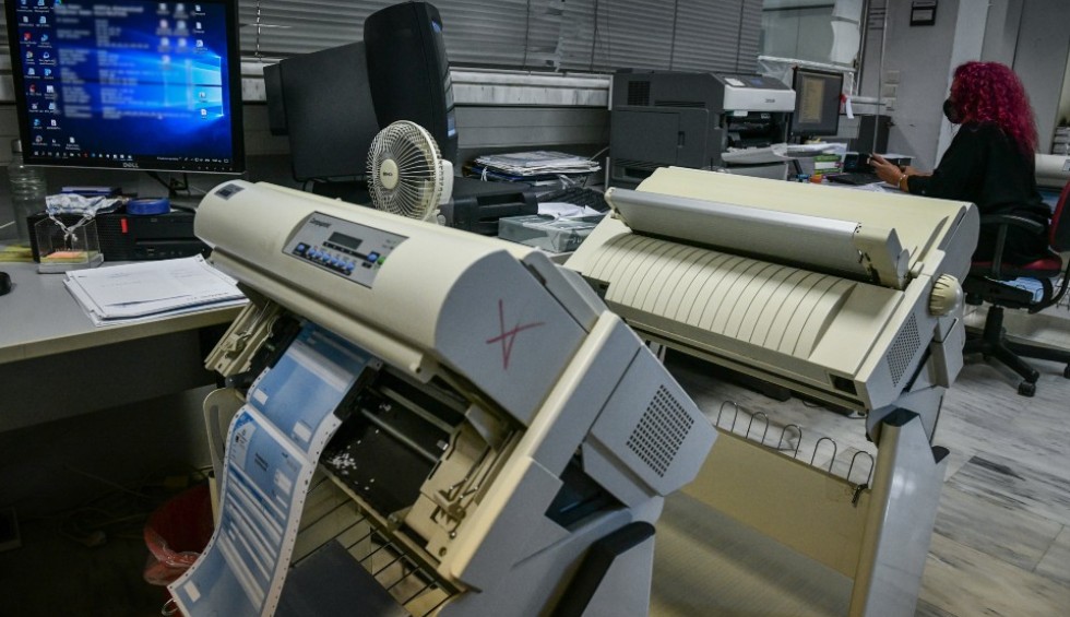 A generic square placeholder image with rounded corners in a figure.