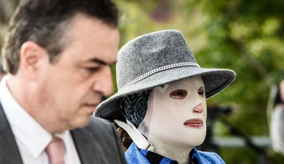 A generic square placeholder image with rounded corners in a figure.