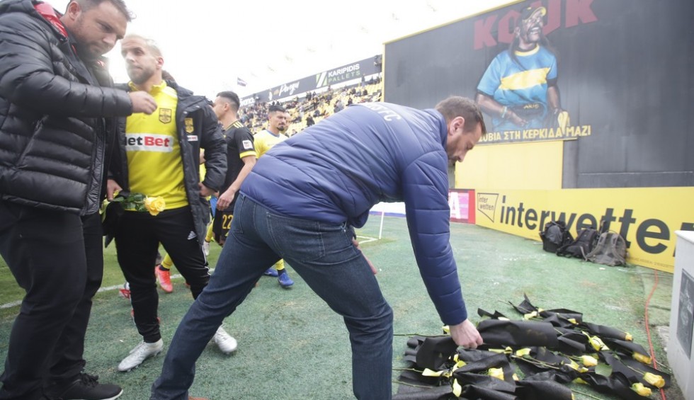 A generic square placeholder image with rounded corners in a figure.