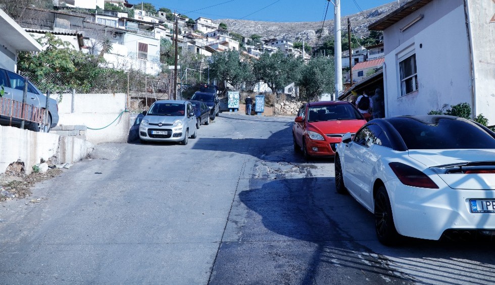 A generic square placeholder image with rounded corners in a figure.