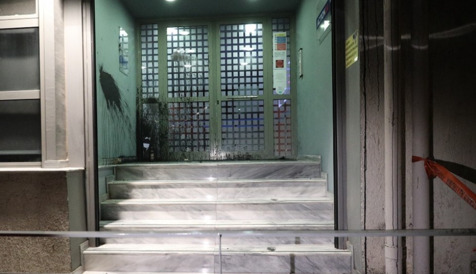 A generic square placeholder image with rounded corners in a figure.