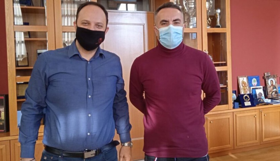 A generic square placeholder image with rounded corners in a figure.