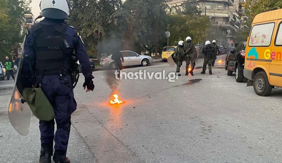 A generic square placeholder image with rounded corners in a figure.