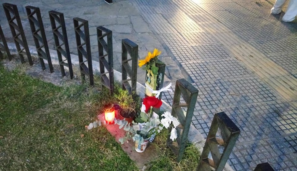 A generic square placeholder image with rounded corners in a figure.