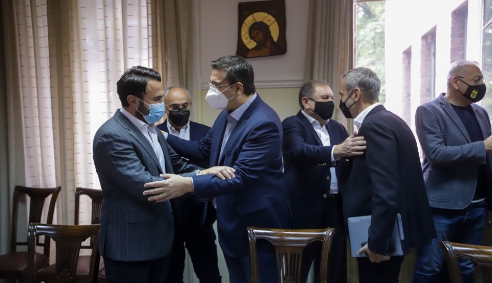 A generic square placeholder image with rounded corners in a figure.