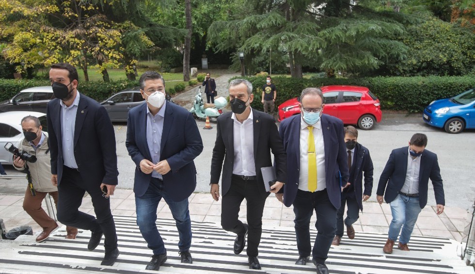 A generic square placeholder image with rounded corners in a figure.