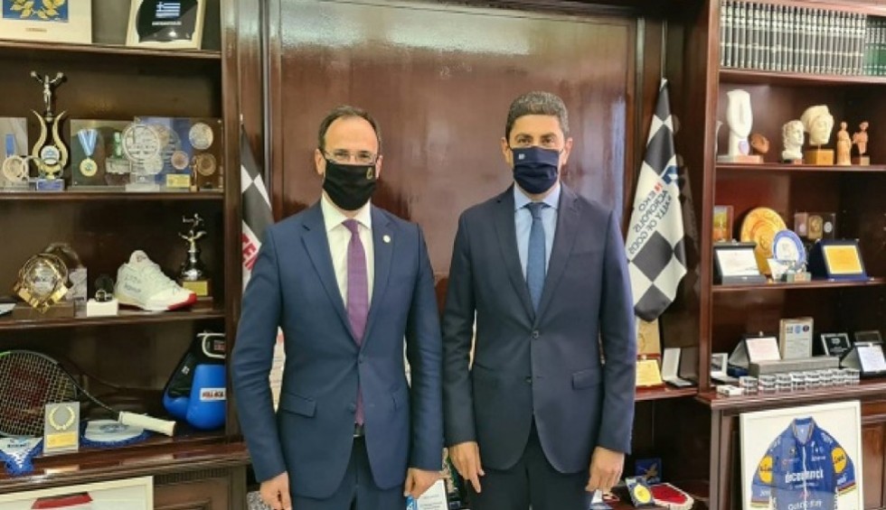 A generic square placeholder image with rounded corners in a figure.