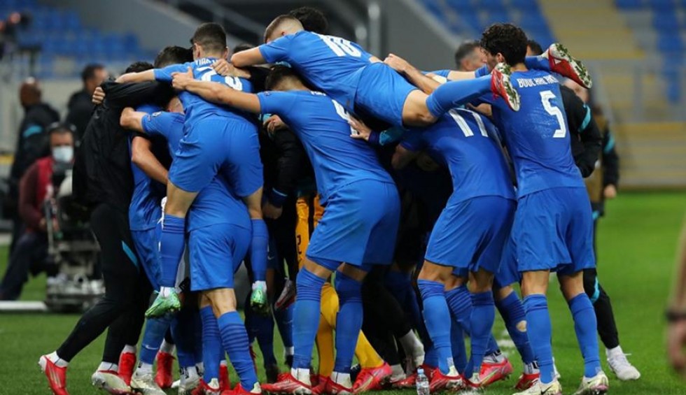 A generic square placeholder image with rounded corners in a figure.