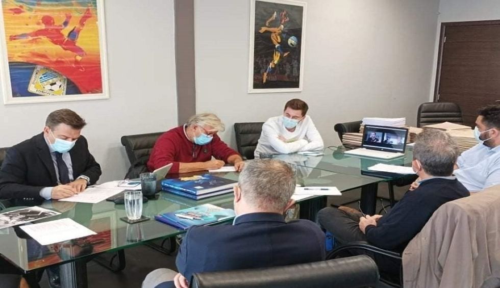 A generic square placeholder image with rounded corners in a figure.