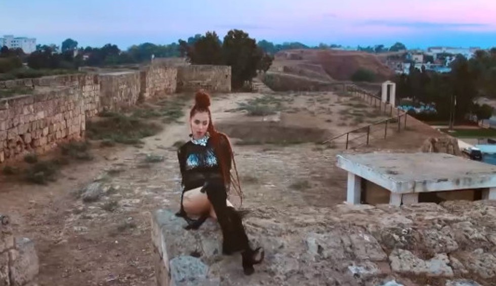 A generic square placeholder image with rounded corners in a figure.