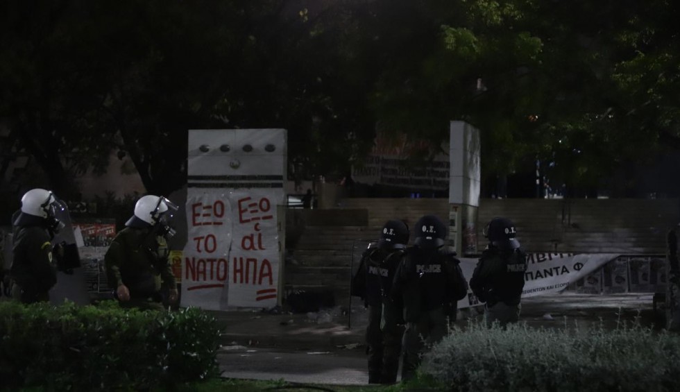 A generic square placeholder image with rounded corners in a figure.