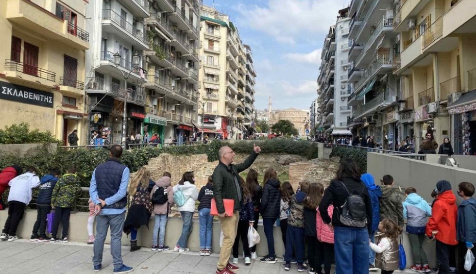 A generic square placeholder image with rounded corners in a figure.