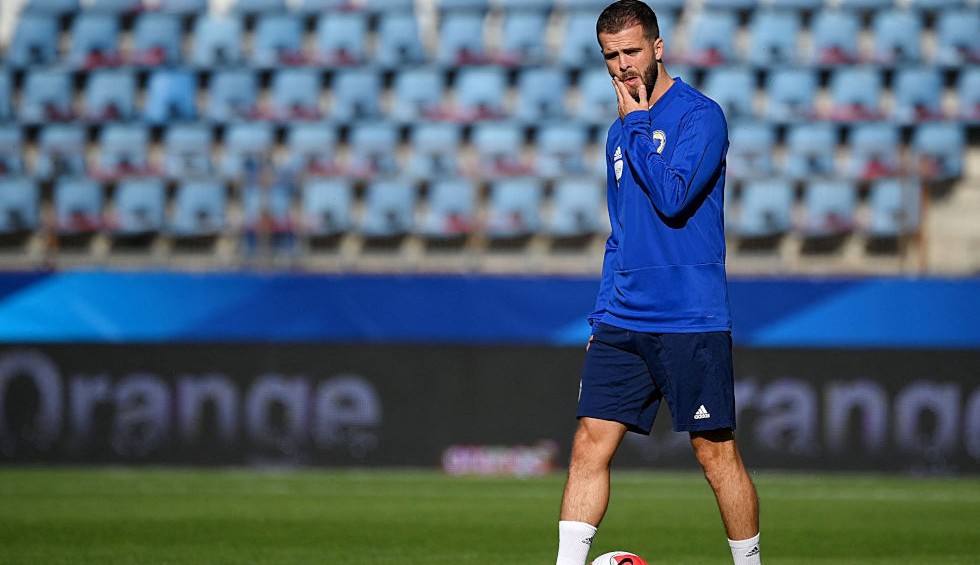 A generic square placeholder image with rounded corners in a figure.