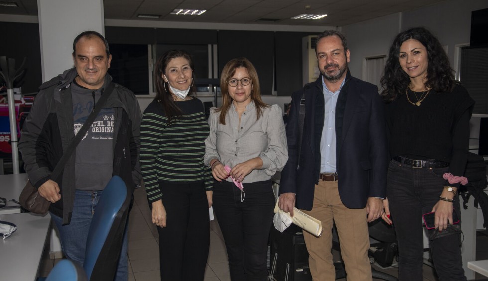 A generic square placeholder image with rounded corners in a figure.