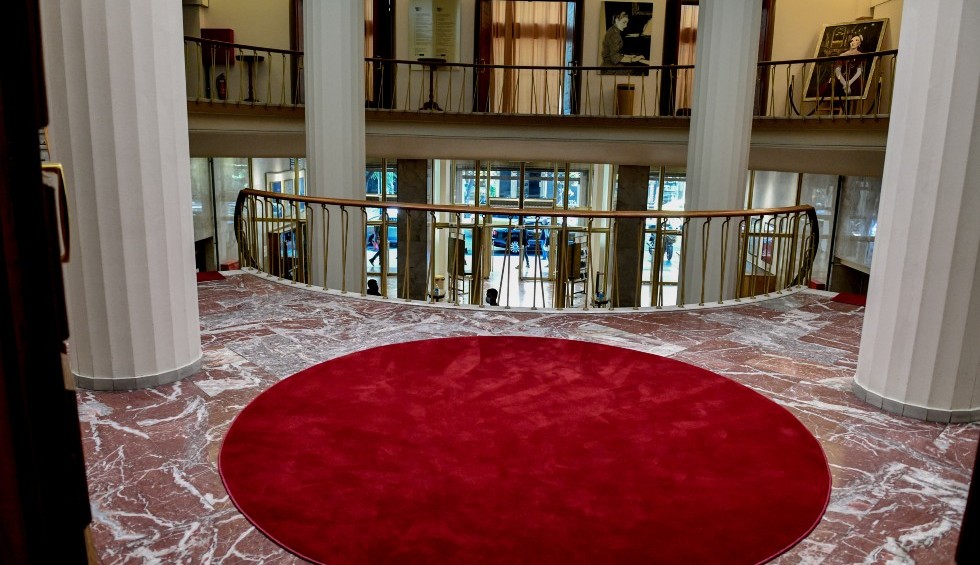 A generic square placeholder image with rounded corners in a figure.