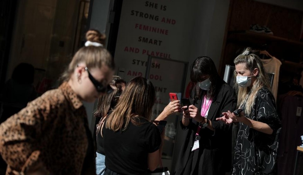 A generic square placeholder image with rounded corners in a figure.