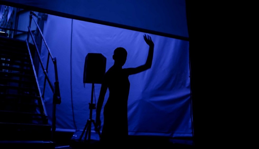 A generic square placeholder image with rounded corners in a figure.