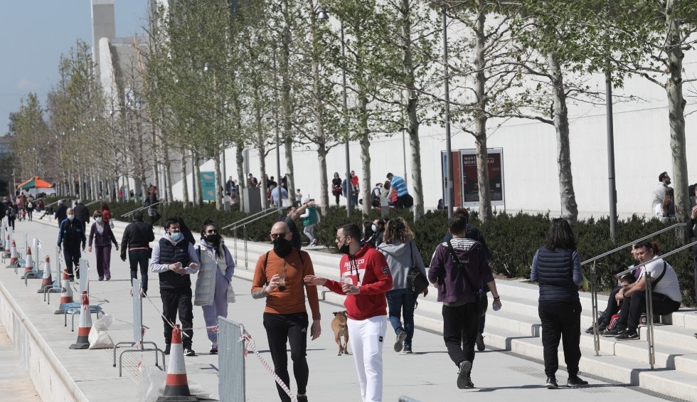 A generic square placeholder image with rounded corners in a figure.