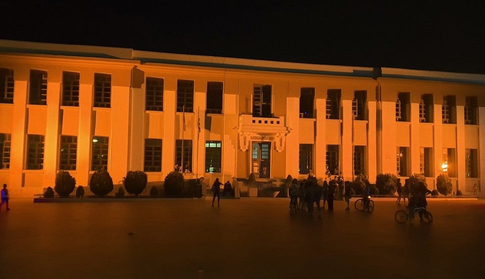 A generic square placeholder image with rounded corners in a figure.