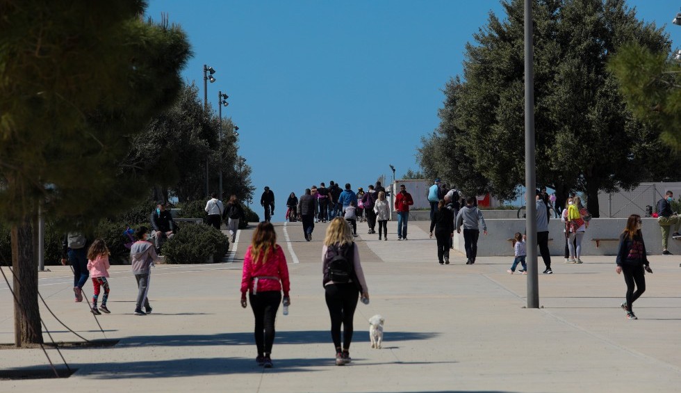 A generic square placeholder image with rounded corners in a figure.