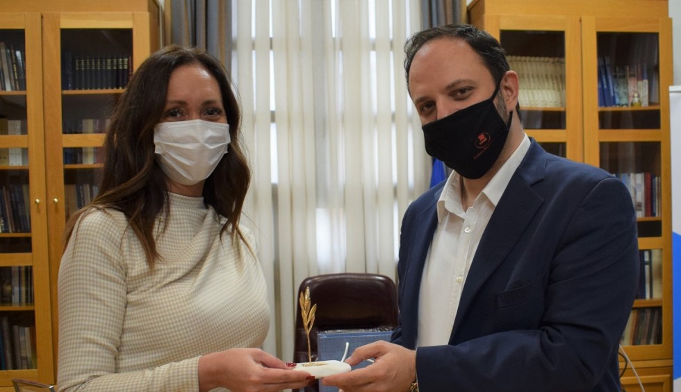 A generic square placeholder image with rounded corners in a figure.