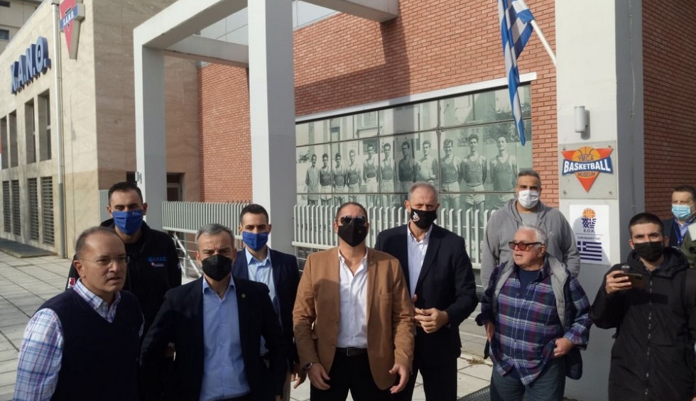 A generic square placeholder image with rounded corners in a figure.