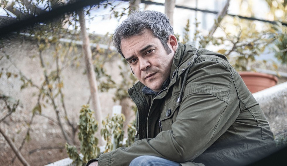 A generic square placeholder image with rounded corners in a figure.