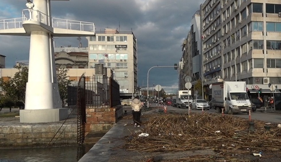 A generic square placeholder image with rounded corners in a figure.