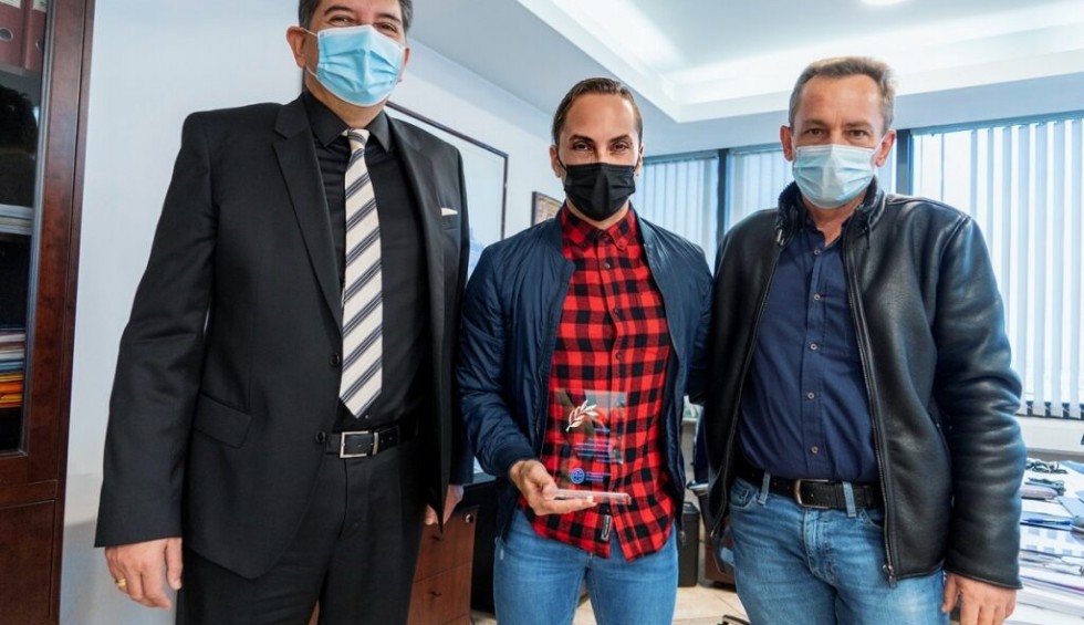 A generic square placeholder image with rounded corners in a figure.