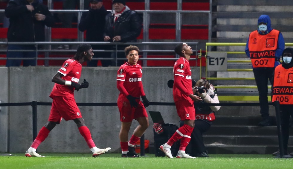 A generic square placeholder image with rounded corners in a figure.