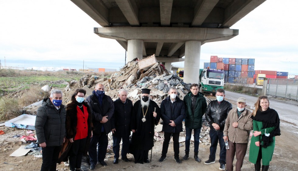 A generic square placeholder image with rounded corners in a figure.