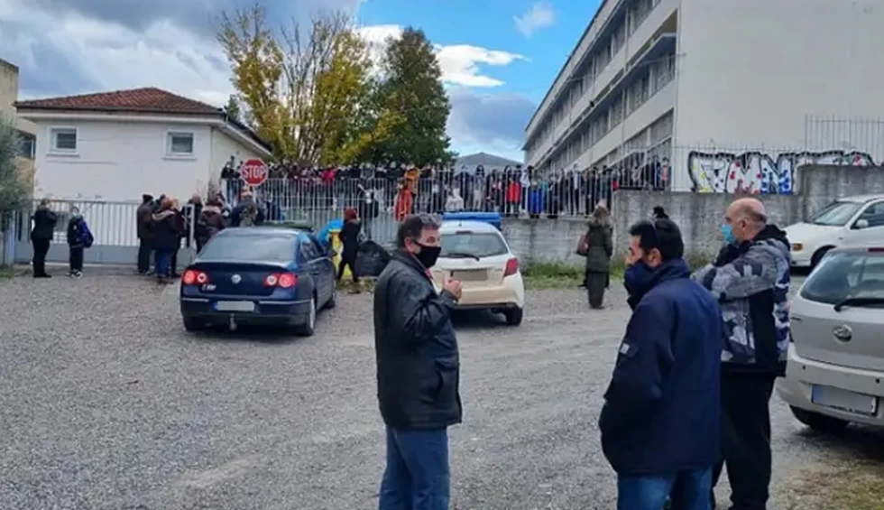 A generic square placeholder image with rounded corners in a figure.