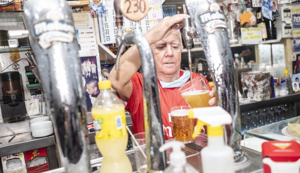 A generic square placeholder image with rounded corners in a figure.