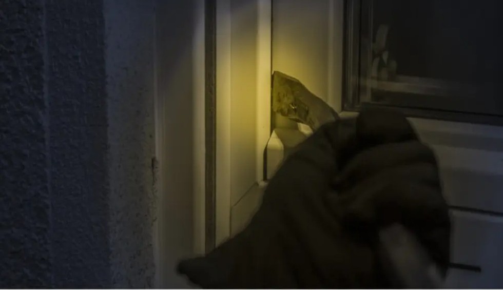 A generic square placeholder image with rounded corners in a figure.