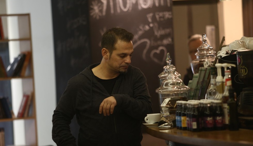 A generic square placeholder image with rounded corners in a figure.