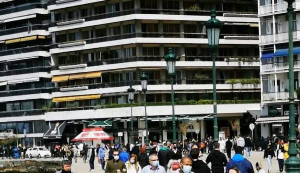 A generic square placeholder image with rounded corners in a figure.