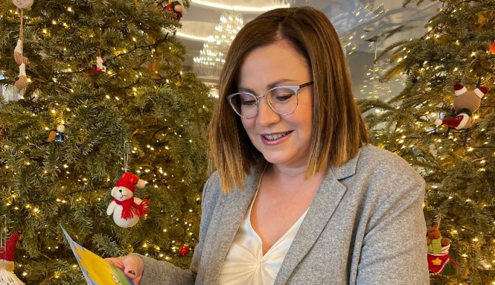 A generic square placeholder image with rounded corners in a figure.