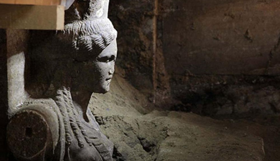 A generic square placeholder image with rounded corners in a figure.