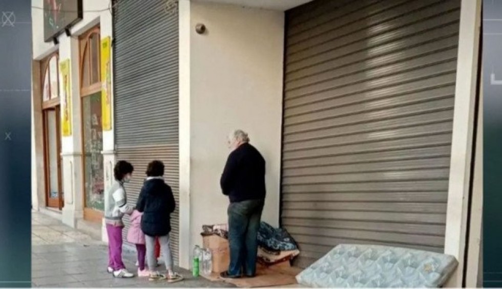 A generic square placeholder image with rounded corners in a figure.