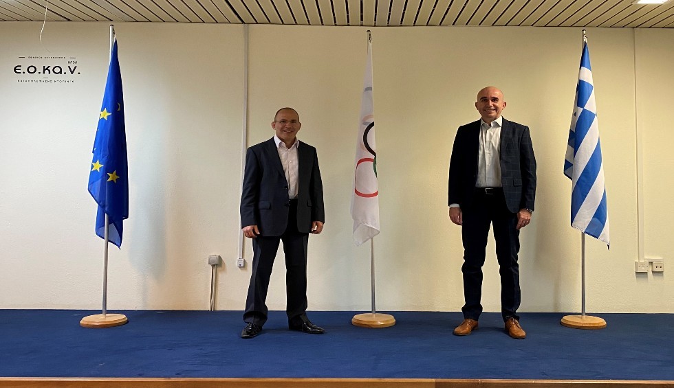 A generic square placeholder image with rounded corners in a figure.