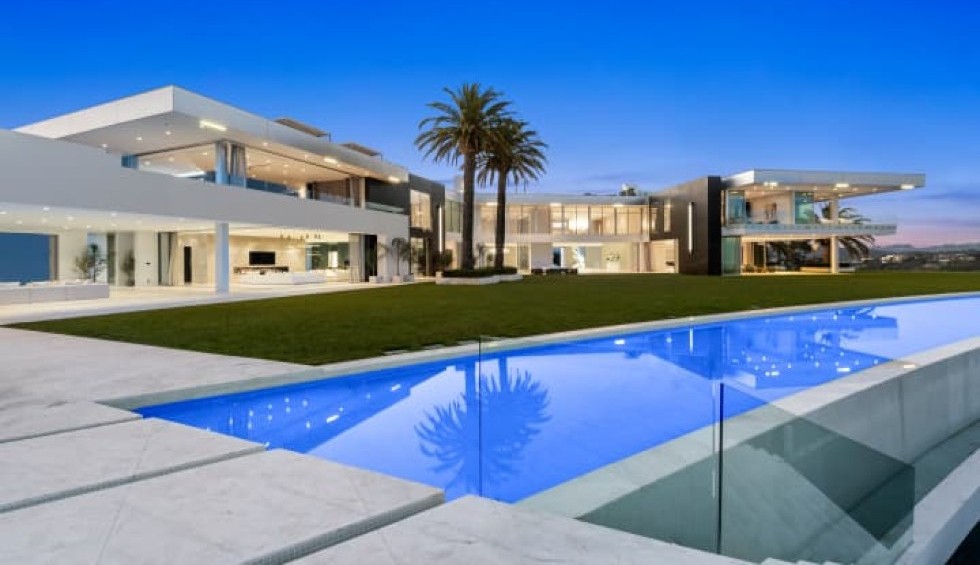 A generic square placeholder image with rounded corners in a figure.