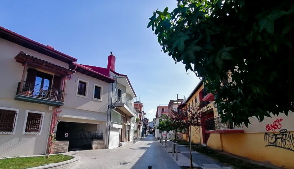 A generic square placeholder image with rounded corners in a figure.