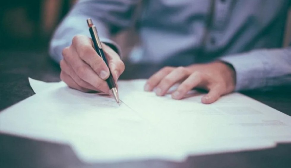 A generic square placeholder image with rounded corners in a figure.