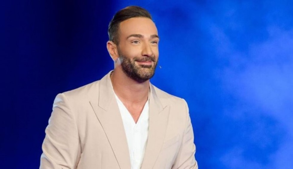 A generic square placeholder image with rounded corners in a figure.