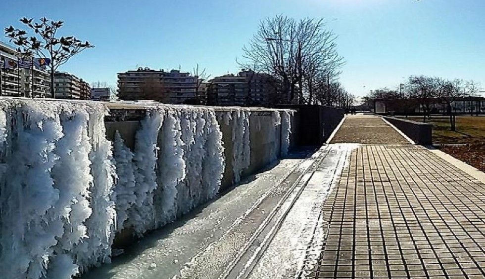 A generic square placeholder image with rounded corners in a figure.