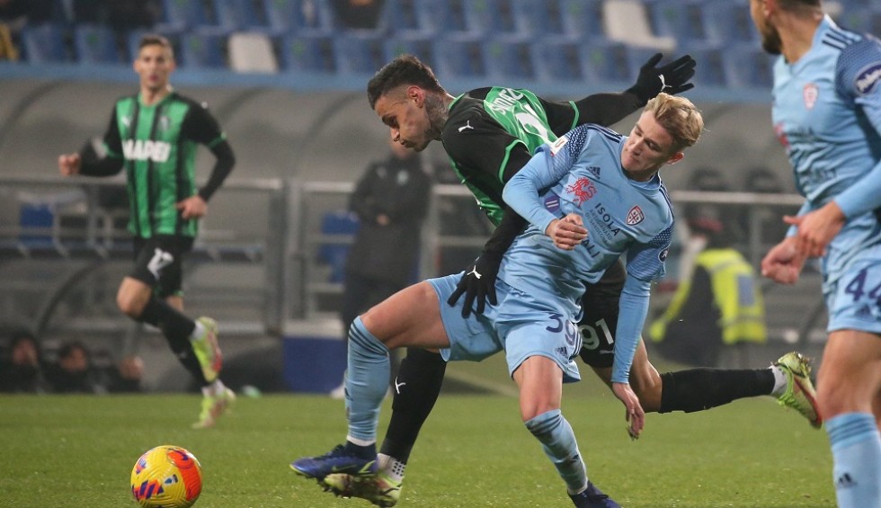 A generic square placeholder image with rounded corners in a figure.