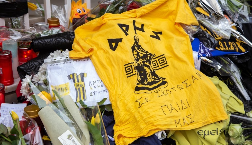 A generic square placeholder image with rounded corners in a figure.