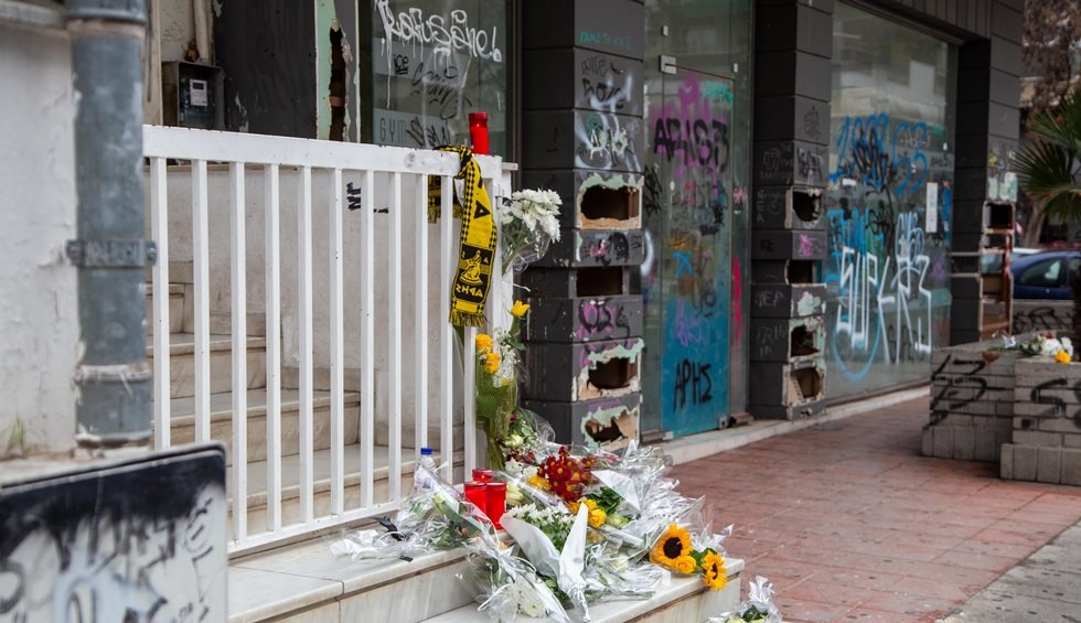 A generic square placeholder image with rounded corners in a figure.