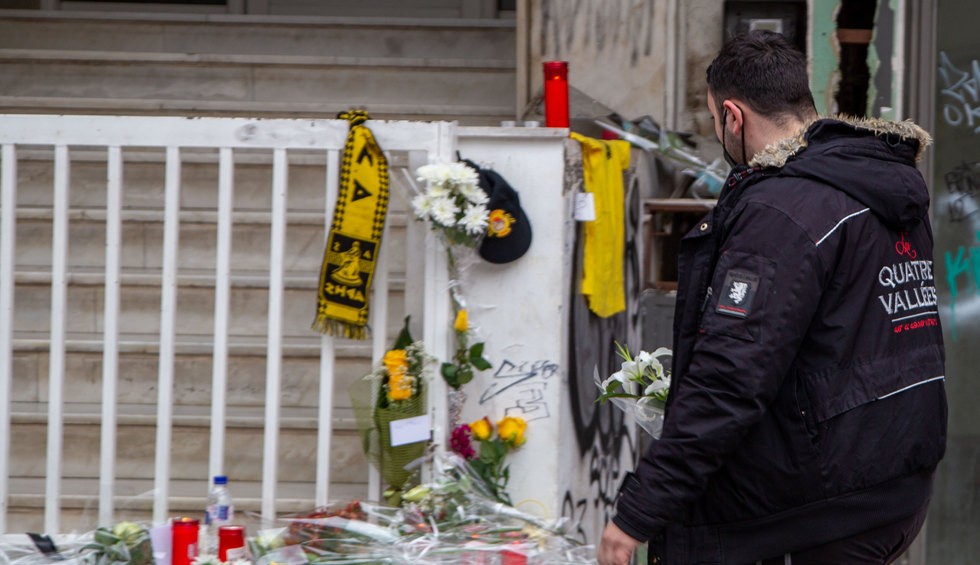 A generic square placeholder image with rounded corners in a figure.